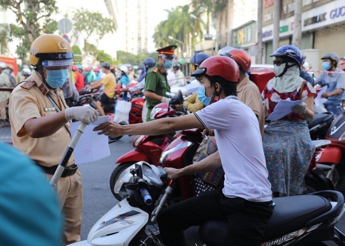 TPHCM yêu cầu kiểm soát người ra vào địa bàn do ca nhiễm COVID-19 tăng trở lại.