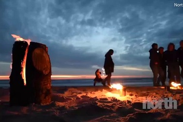 Hàng trăm người cùng tắm biển khỏa thân để gây quỹ từ thiện