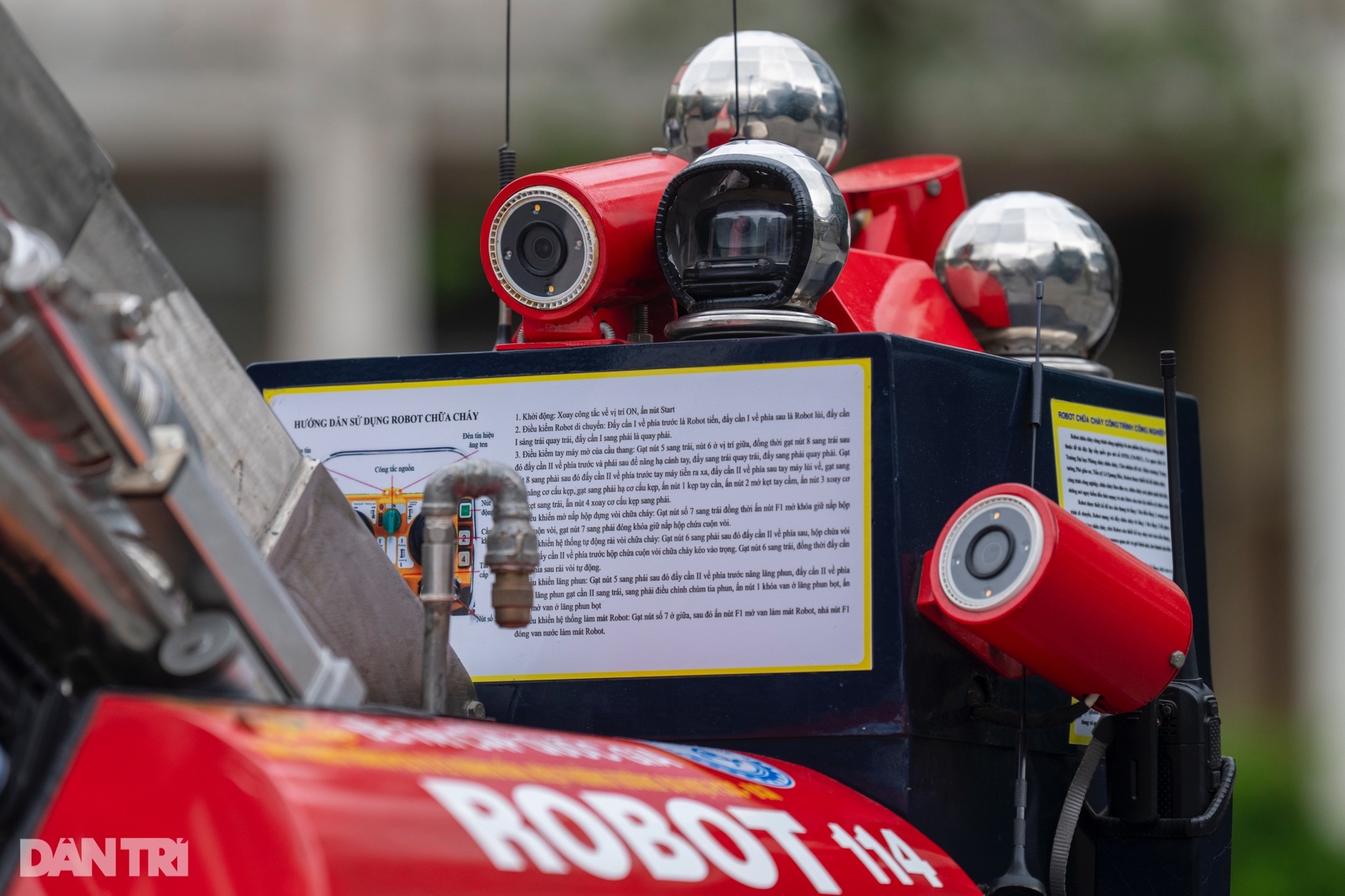 Mãn nhãn robot cứu hỏa Việt Nam trình diễn phun vòi rồng, vượt chướng ngại - 6 Mãn nhãn robot cứu hỏa Việt Nam trình diễn phun vòi rồng, vượt chướng ngại - 6