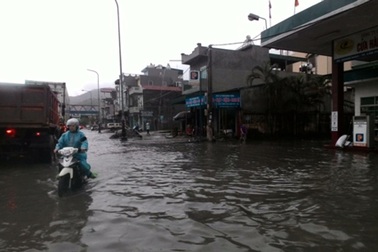 Mưa lớn kéo dài, Quảng Ninh yêu cầu di dân khỏi vùng nguy hiểm