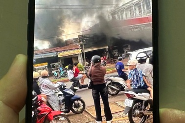 Cháy cửa hàng cạnh cây xăng ở Đồng Nai