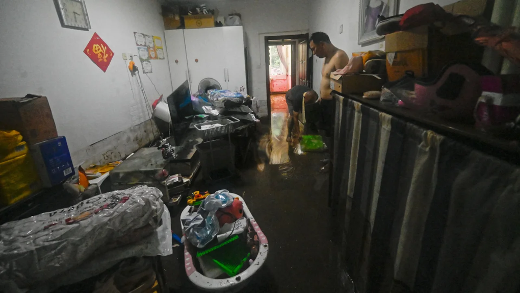 Bắc Kinh hứng mưa lũ lớn nhất 10 năm, quân đội cử trực thăng cứu hộ - 2 Bắc Kinh hứng mưa lũ lớn nhất 10 năm, quân đội cử trực thăng cứu hộ - 2