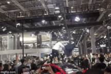 Tố xe Tesla lỗi phanh, khách hàng nữ gây náo loạn Triển lãm ô tô Thượng Hải