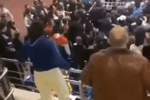 Bị khiêu khích, võ sĩ leo rào đấm luôn cả khán giả