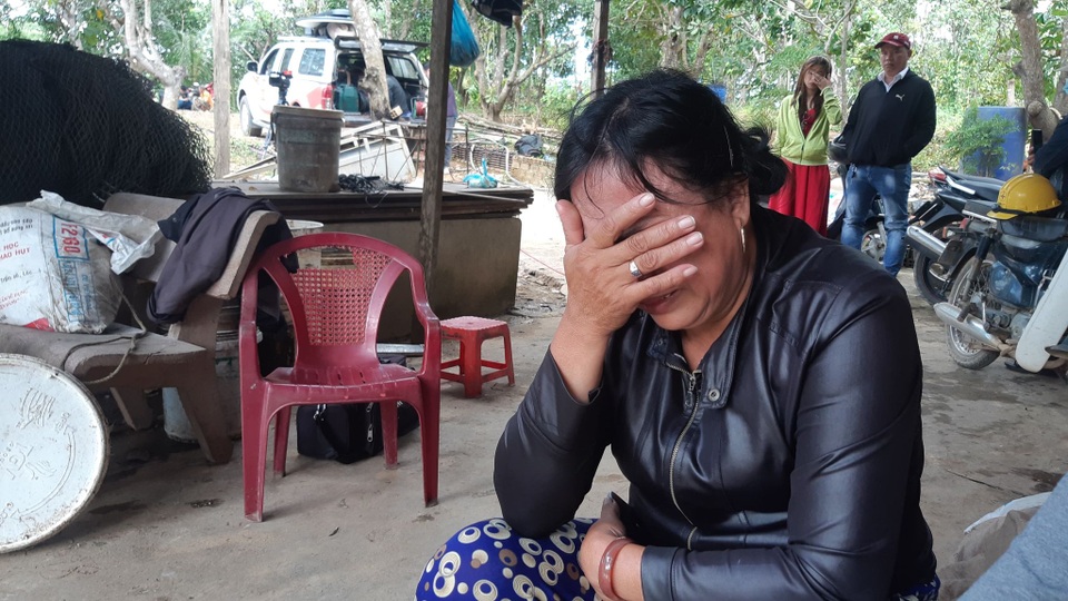 Nông dân khóc ròng khi thủy điện xả lũ cuốn trôi hàng chục lồng cá - 2 Nông dân khóc ròng khi thủy điện xả lũ cuốn trôi hàng chục lồng cá - 2