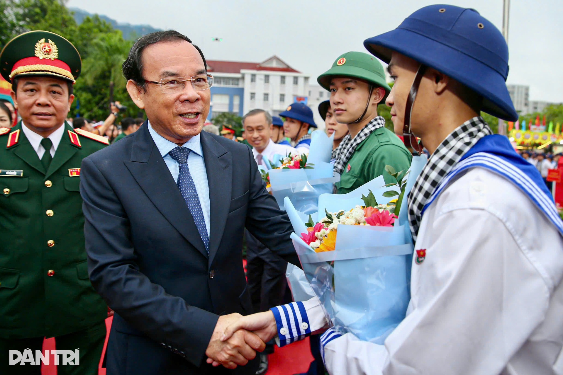 Thiếu nữ Hà Nội tiễn bạn trai nhập ngũ cùng lời nhắn em sẽ đợi anh về - 2 Thiếu nữ Hà Nội tiễn bạn trai nhập ngũ cùng lời nhắn em sẽ đợi anh về - 2