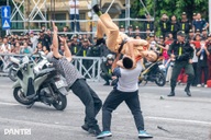 Nữ CSGT trình diễn võ thuật, quật ngã tội phạm tại bờ hồ Hoàn Kiếm