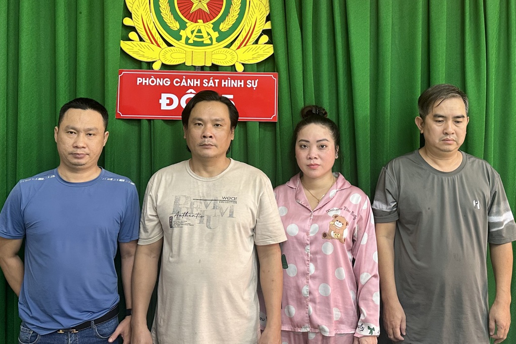 Đột kích nhà hàng có 40 tiếp viên nữ mặc áo xuyên thấu bán dâm - 1 Đột kích nhà hàng có 40 tiếp viên nữ mặc áo xuyên thấu bán dâm - 1