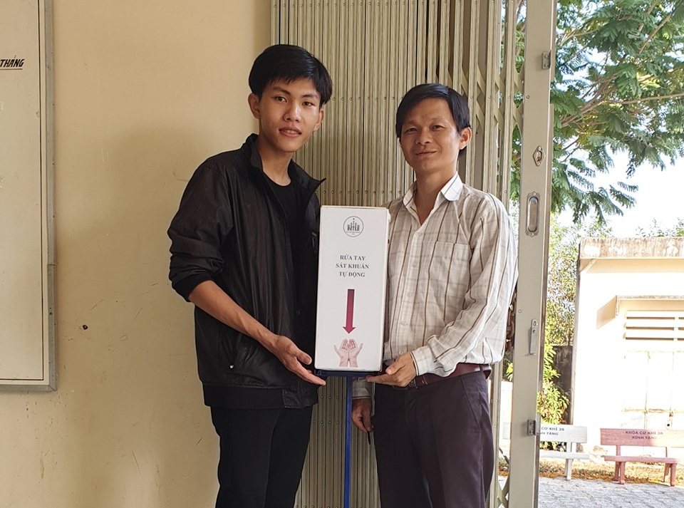 Giảng viên và sinh viên chế tạo máy rửa tay tự động ngăn dịch Covid-19 - 1 Giảng viên và sinh viên chế tạo máy rửa tay tự động ngăn dịch Covid-19 - 1