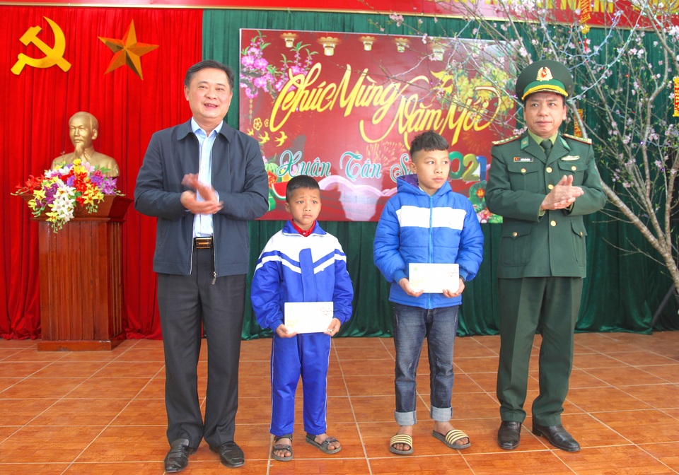 Thăm, tặng quà gia đình chính sách tại Nghệ An dịp cận Tết - 1 Thăm, tặng quà gia đình chính sách tại Nghệ An dịp cận Tết - 1