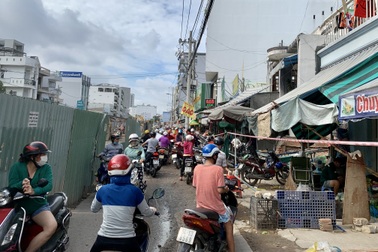 Đi chợ ở TPHCM trước "giờ G": Rau củ giá "trên trời"