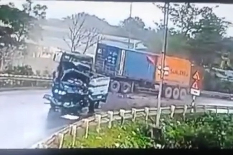 Kinh hoàng ô tô tải lấn làn đấu đầu xe đầu kéo trên quốc lộ - 1 Kinh hoàng ô tô tải lấn làn đấu đầu xe đầu kéo trên quốc lộ - 1