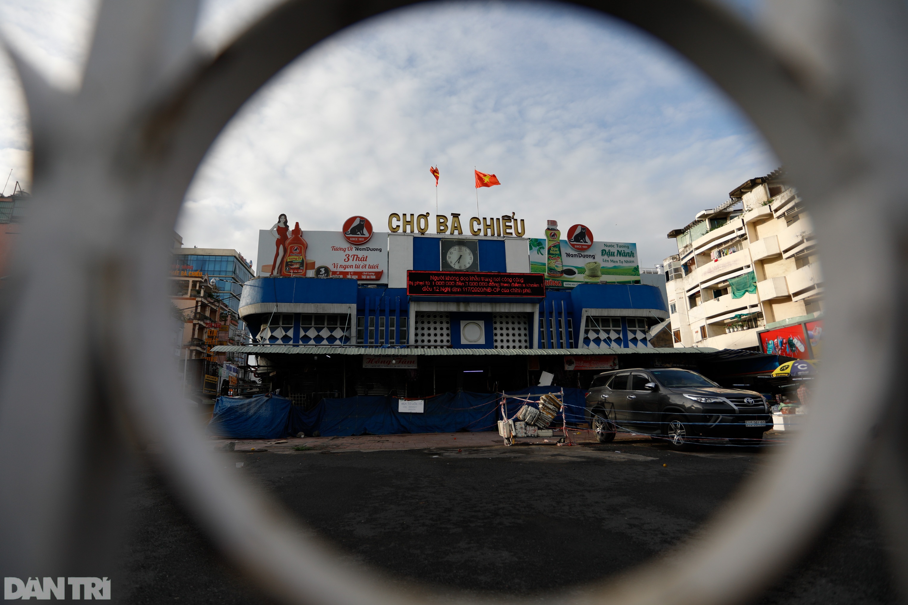 Hẻm nhỏ ở TPHCM dỡ chốt phong tỏa, đường lớn vẫn rào chắn kín mít - 15 Hẻm nhỏ ở TPHCM dỡ chốt phong tỏa, đường lớn vẫn rào chắn kín mít - 15