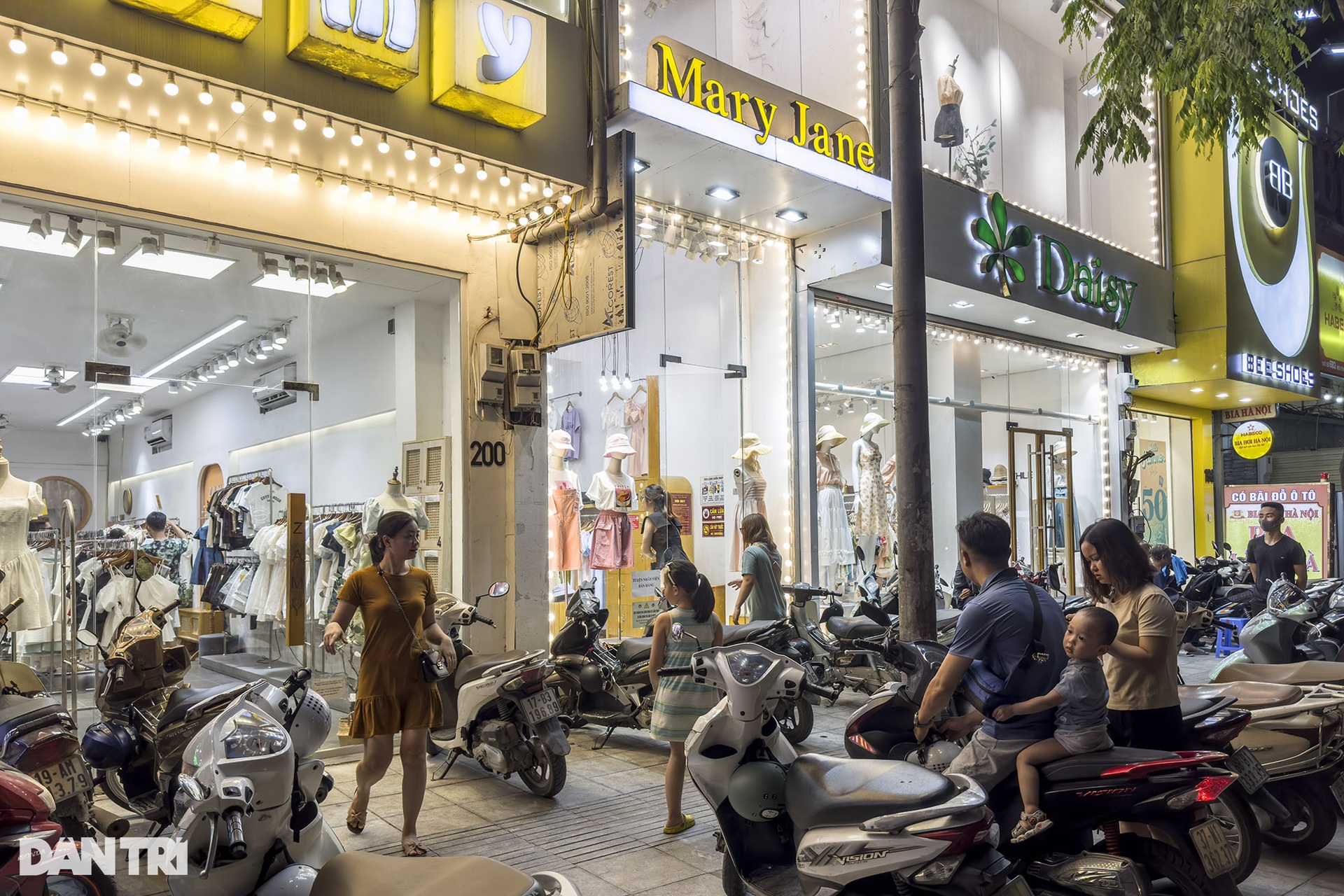 Đường Nguyễn Trãi bụi bặm bỗng trở thành phố thời trang sầm uất về đêm - 5 Đường Nguyễn Trãi bụi bặm bỗng trở thành phố thời trang sầm uất về đêm - 5