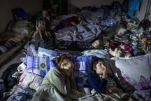 Người Nga thấp thỏm trong tầng hầm khi quân Ukraine đổ bộ vào Kursk