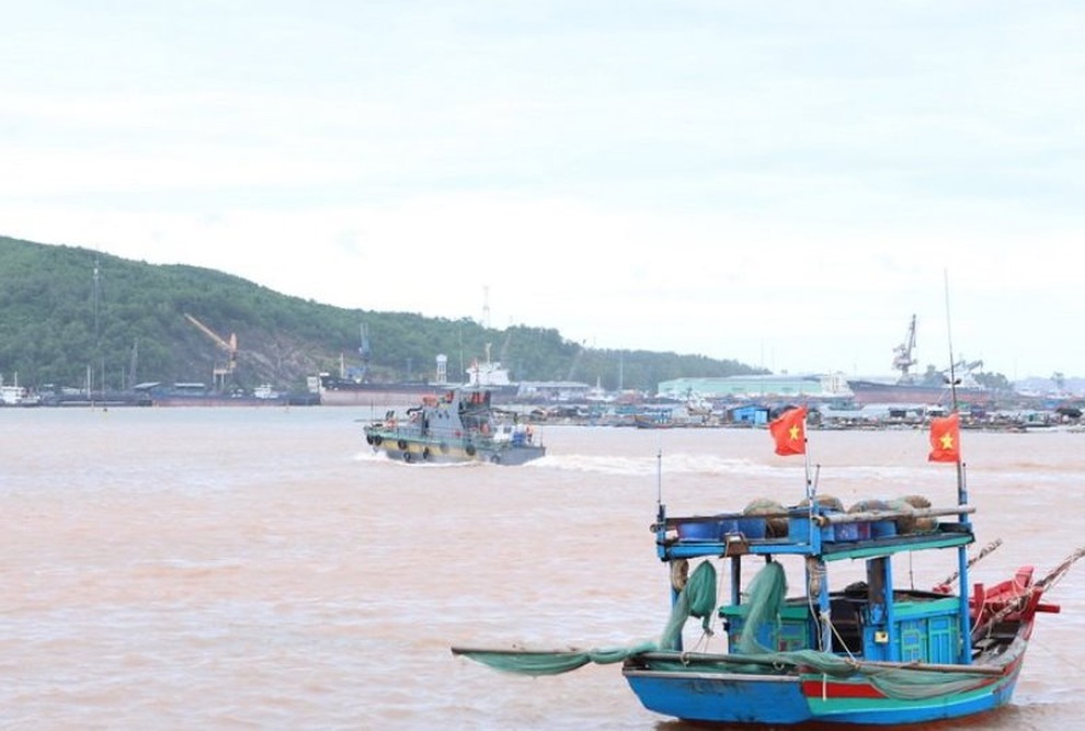 Huy động lực lượng tìm kiếm ngư dân trôi dạt trên biển sau bão số 2 - 1 Huy động lực lượng tìm kiếm ngư dân trôi dạt trên biển sau bão số 2 - 1