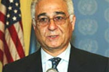 Kofi Annan bị thuộc cấp cũ chê trách 