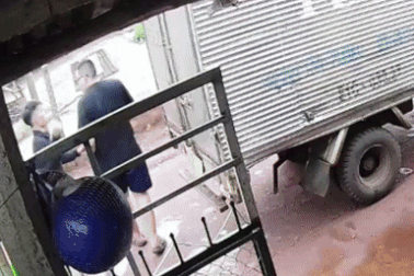 Thanh niên giao nước đá bị hành hung kèm lời đe dọa "chôn sống"