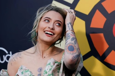 Con gái Michael Jackson khoe hình xăm "khủng" khi đi xem phim "bom tấn"