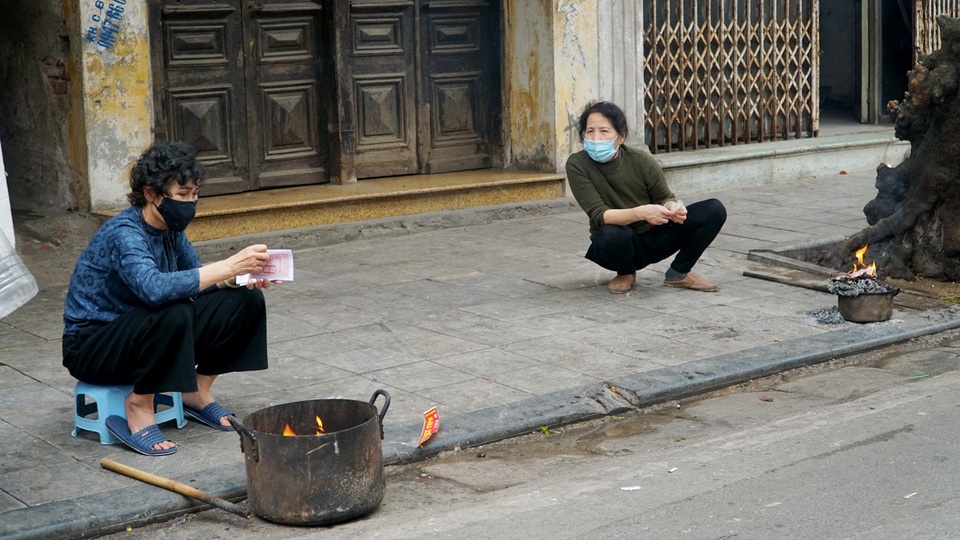 Hà Nội: Phố phường nghi ngút khói ngày Rằm tháng Giêng - 1 Hà Nội: Phố phường nghi ngút khói ngày Rằm tháng Giêng - 1