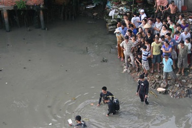 Một phụ nữ nhảy cầu tự tử