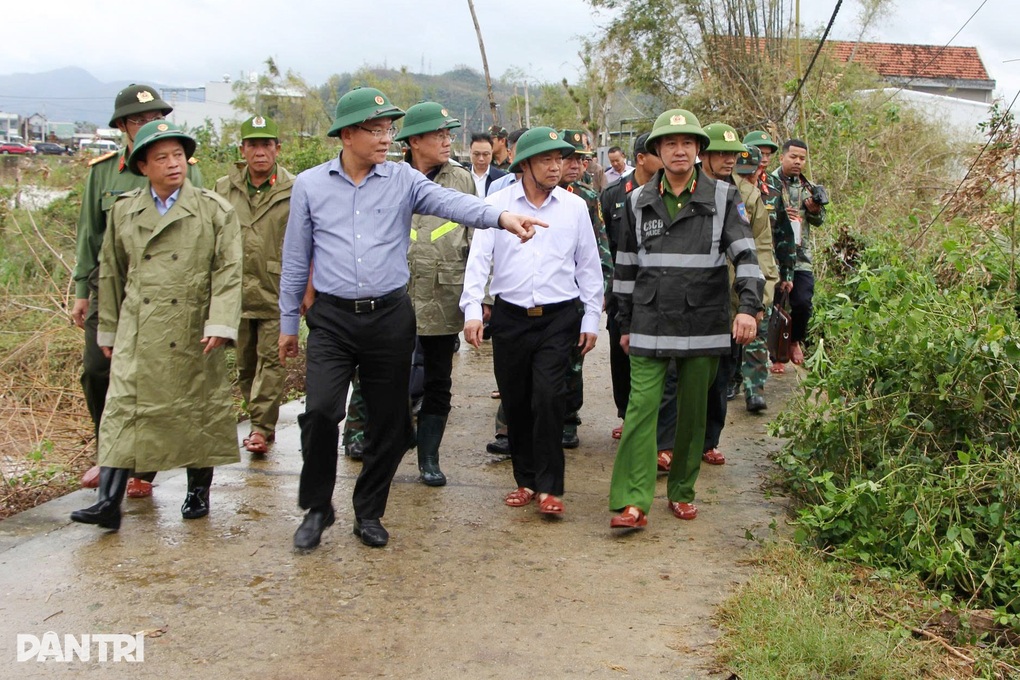 Phó Thủ tướng Lê Thành Long: Di dời dân để tránh việc thấp thỏm khi bão vào - 1 Phó Thủ tướng Lê Thành Long: Di dời dân để tránh việc thấp thỏm khi bão vào - 1
