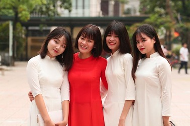 Những khoảnh khắc khó quên trong lễ chào cờ cuối cùng của học sinh khối 12 Yên Hoà