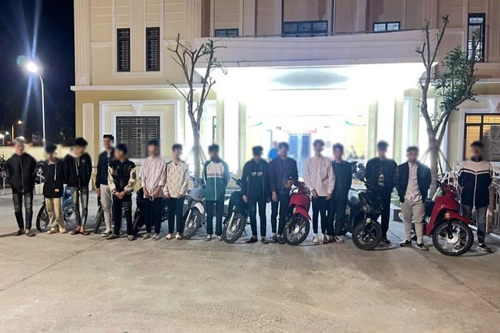Khởi tố 13 thanh thiếu niên bốc đầu, lạng lách trên đường ở Quảng Ninh - 1