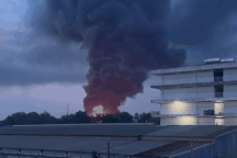 Công ty chứa băng keo ở Bình Dương chìm trong biển lửa