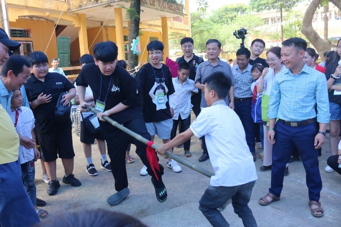 Các bạn học sinh cùng chơi đẩy gậy.