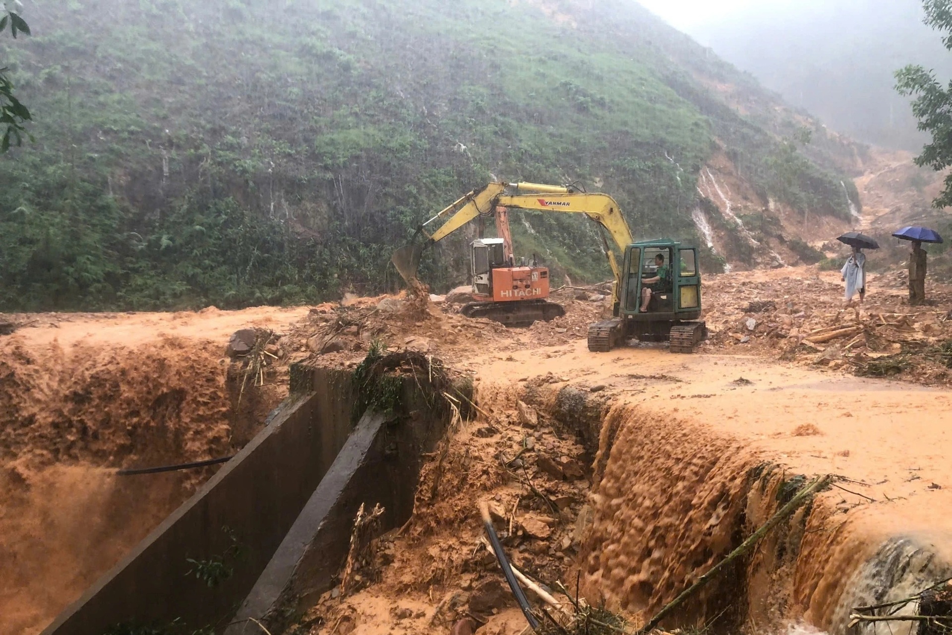 Lũ bao vây Kinh thành Huế, đường vào Đại nội nước chảy cuồn cuộn - 17 Lũ bao vây Kinh thành Huế, đường vào Đại nội nước chảy cuồn cuộn - 17