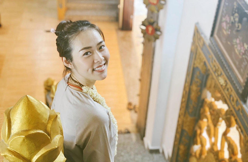 Diệp Bảo Ngọc để mặt mộc đi lễ chùa trong ngày Phật Đản - 2 Diệp Bảo Ngọc để mặt mộc đi lễ chùa trong ngày Phật Đản - 2