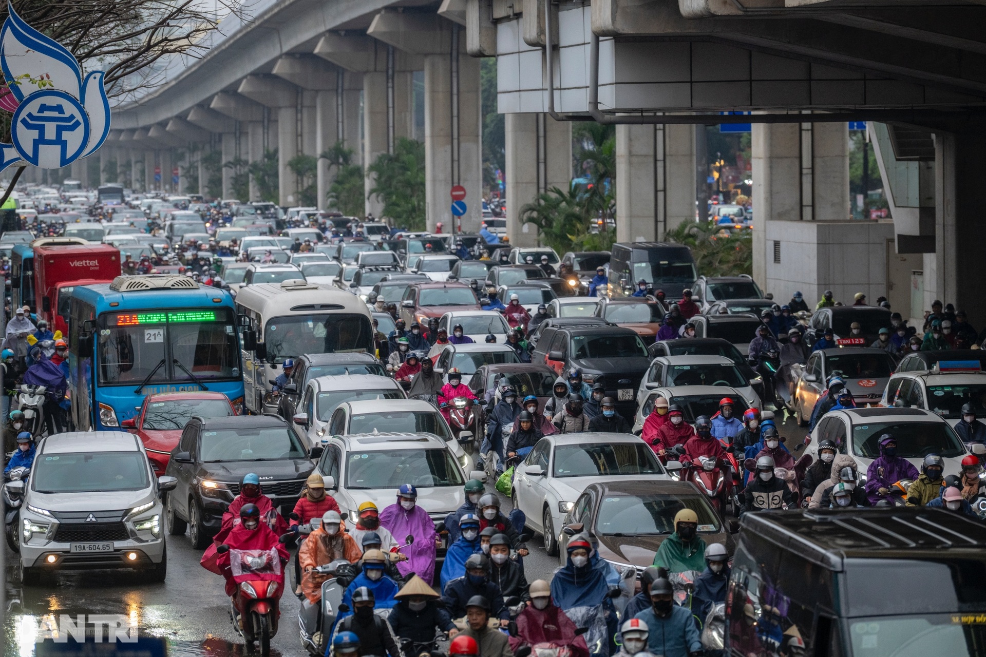 Người dân co ro trong mưa rét 13 độ C ở Hà Nội - 13