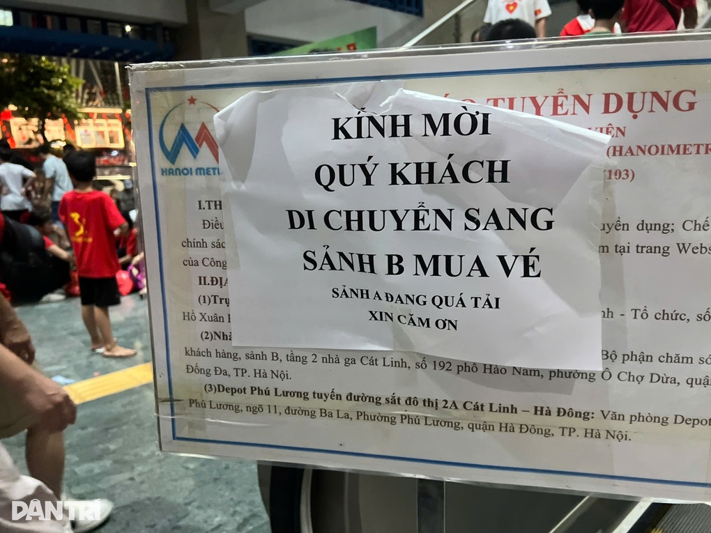 Ga tàu điện quá tải, nhiều người cuốc bộ về nhà sau buổi tổng hợp luyện - 1 Ga tàu điện quá tải, nhiều người cuốc bộ về nhà sau buổi tổng hợp luyện - 1