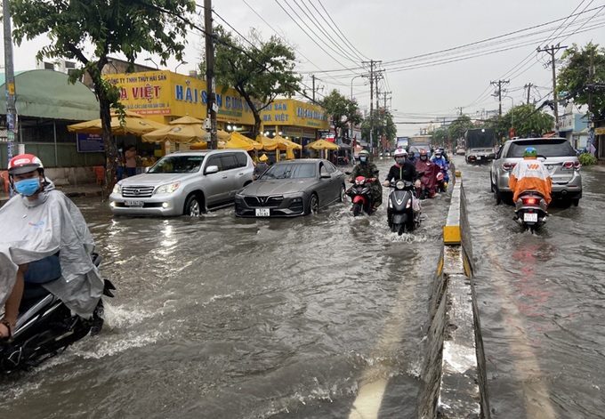 Hàng loạt tuyến đường ở TP.HCM trở thành sông sau trận mưa lớn kéo dài - Ảnh 3.