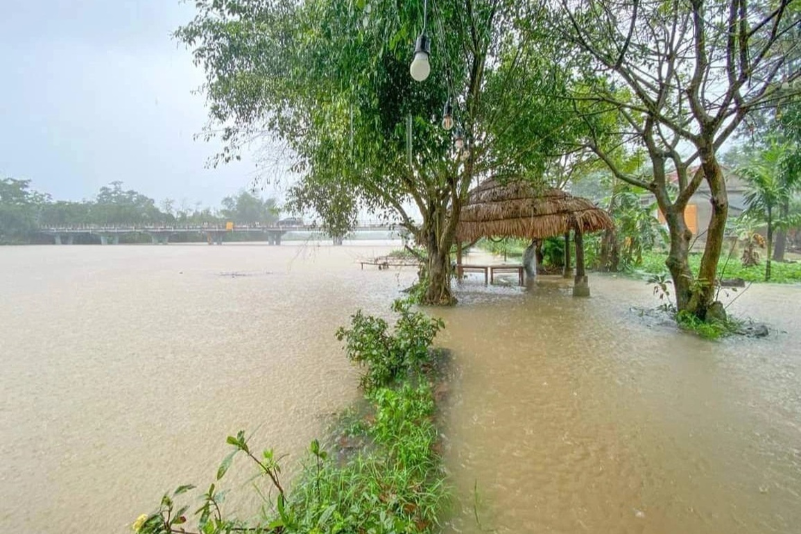 Các hồ thủy điện ở Thừa Thiên Huế xả lũ, nước sông dâng cao trên báo động 1 - 4 Các hồ thủy điện ở Thừa Thiên Huế xả lũ, nước sông dâng cao trên báo động 1 - 4