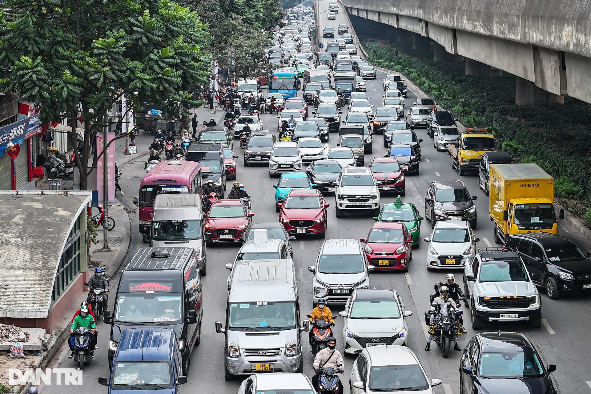 Người dân ùn ùn về quê ăn Tết, đường Vành đai 3 trên cao tắc hơn 3km - 2 Người dân ùn ùn về quê ăn Tết, đường Vành đai 3 trên cao tắc hơn 3km - 2