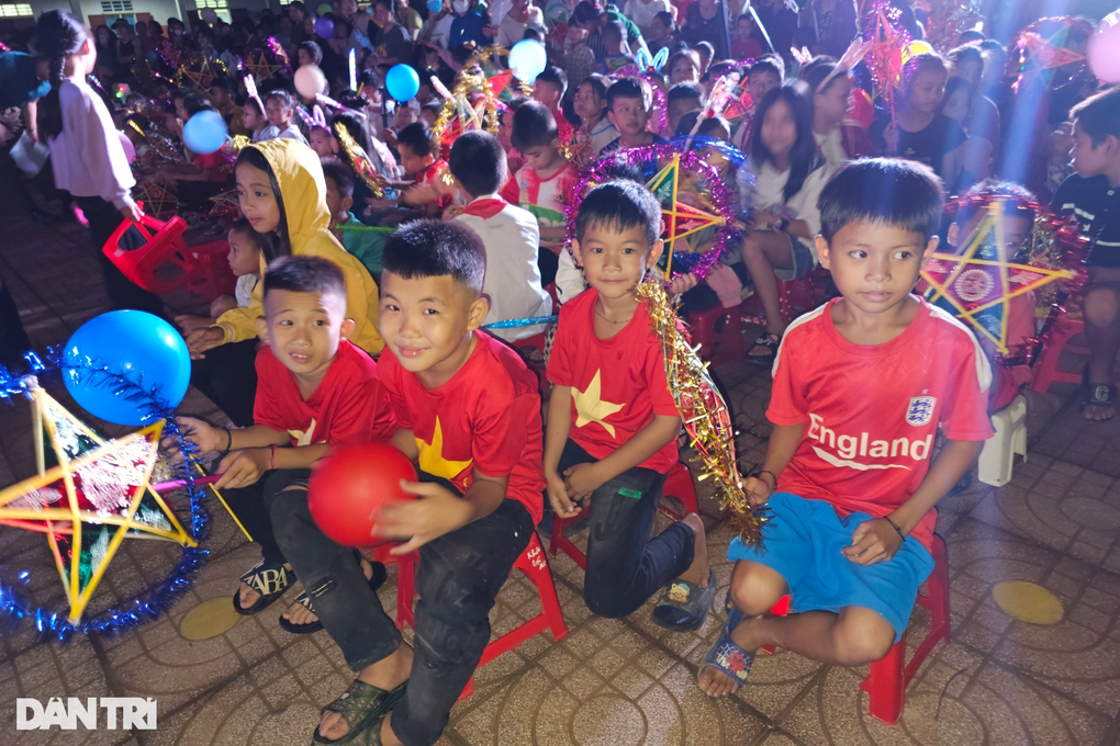 Mang vầng trăng yêu thương đến với gần 1.000 trẻ em nghèo ở Nghệ An - 1 Mang vầng trăng yêu thương đến với gần 1.000 trẻ em nghèo ở Nghệ An - 1