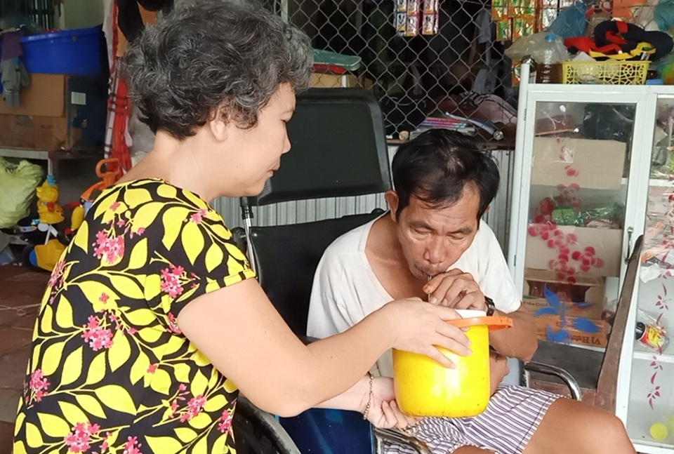 Xót xa cảnh vợ tâm thần lơ ngơ chăm chồng bị tai biến nằm liệt - 6 Xót xa cảnh vợ tâm thần lơ ngơ chăm chồng bị tai biến nằm liệt - 6