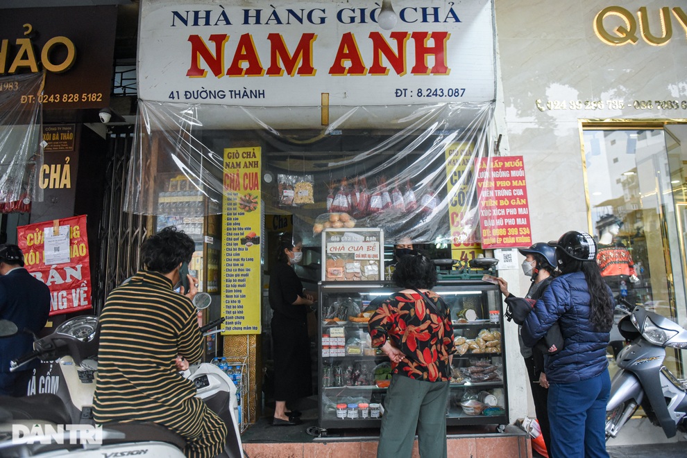 Hàng giò chả đông nhất Hà Nội 70 năm dùng chiếc cân đĩa... rách trăm tuổi - 11 Hàng giò chả đông nhất Hà Nội 70 năm dùng chiếc cân đĩa... rách trăm tuổi - 11