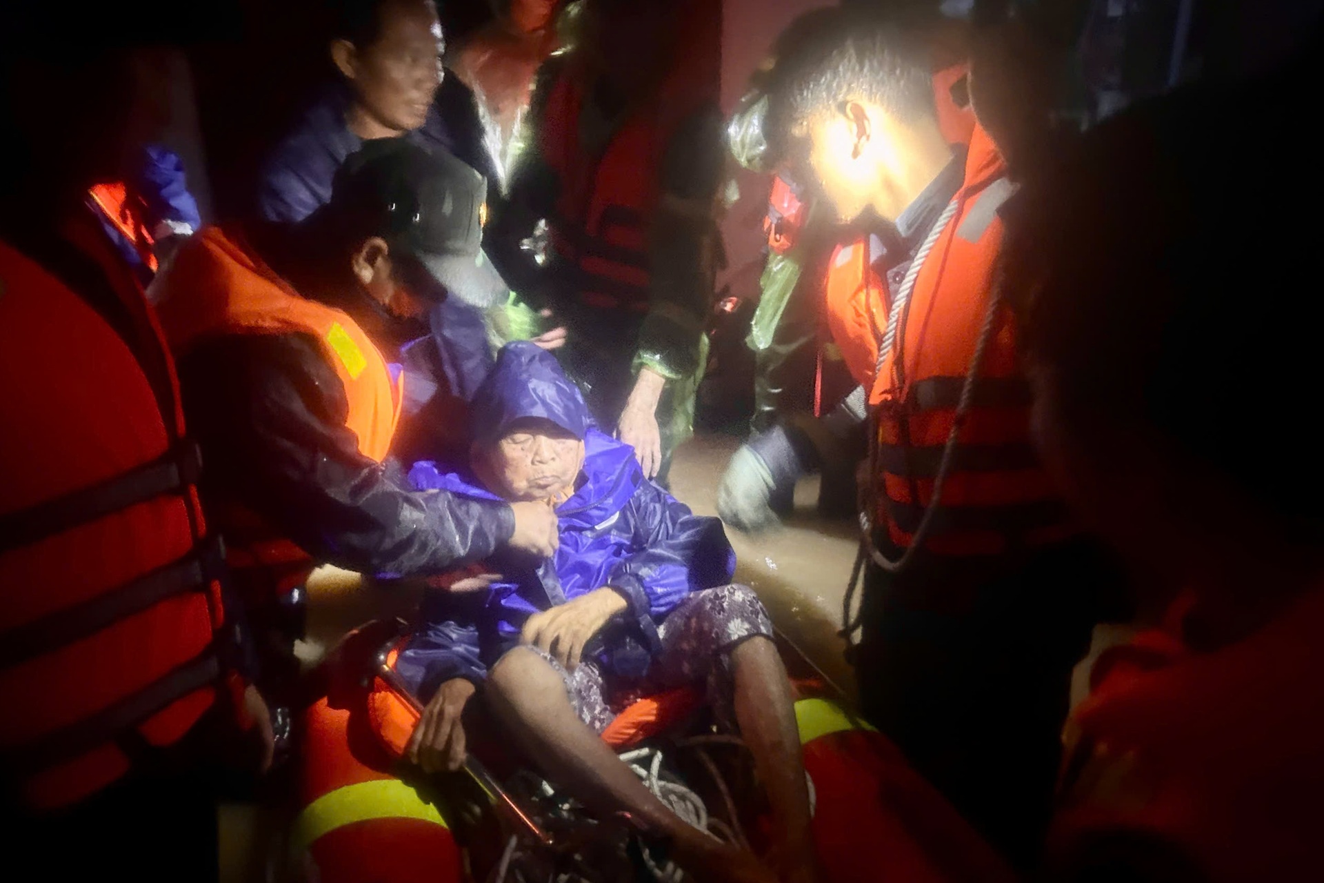 Lũ vượt đỉnh lịch sử 1986 và 1993, nhiều nơi trắng đêm sơ tán dân - 13