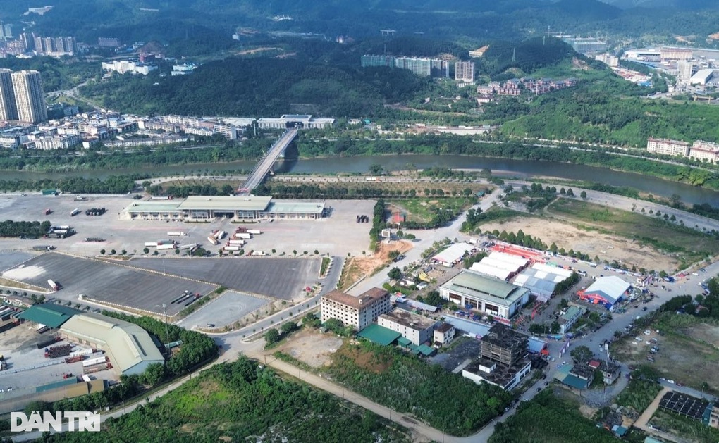 Nhộn nhịp khách du lịch ở cửa khẩu Việt Nam - Trung Quốc - 9 Nhộn nhịp khách du lịch ở cửa khẩu Việt Nam - Trung Quốc - 9