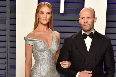 Bạn gái "Người vận chuyển" gợi cảm trên biển