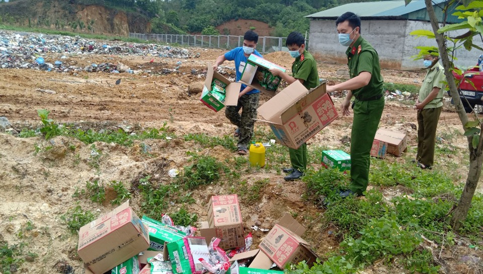 Tiêu hủy gần 3.000 gói chân gà không rõ nguồn gốc đang chuyển về Hà Nội - 1 Tiêu hủy gần 3.000 gói chân gà không rõ nguồn gốc đang chuyển về Hà Nội - 1
