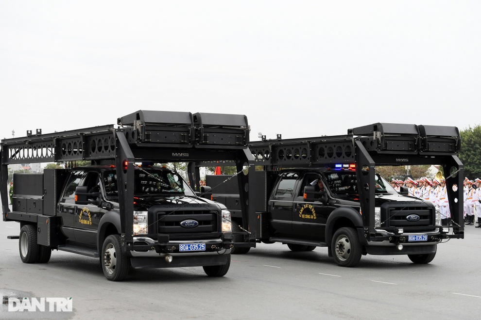 Chiếc xe thùng đặc biệt trong dàn ô tô hộ tống Phó Tổng thống Mỹ - 4 Chiếc xe thùng đặc biệt trong dàn ô tô hộ tống Phó Tổng thống Mỹ - 4