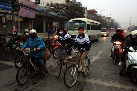 Ra đường từ mờ sáng cho kịp giờ học mới