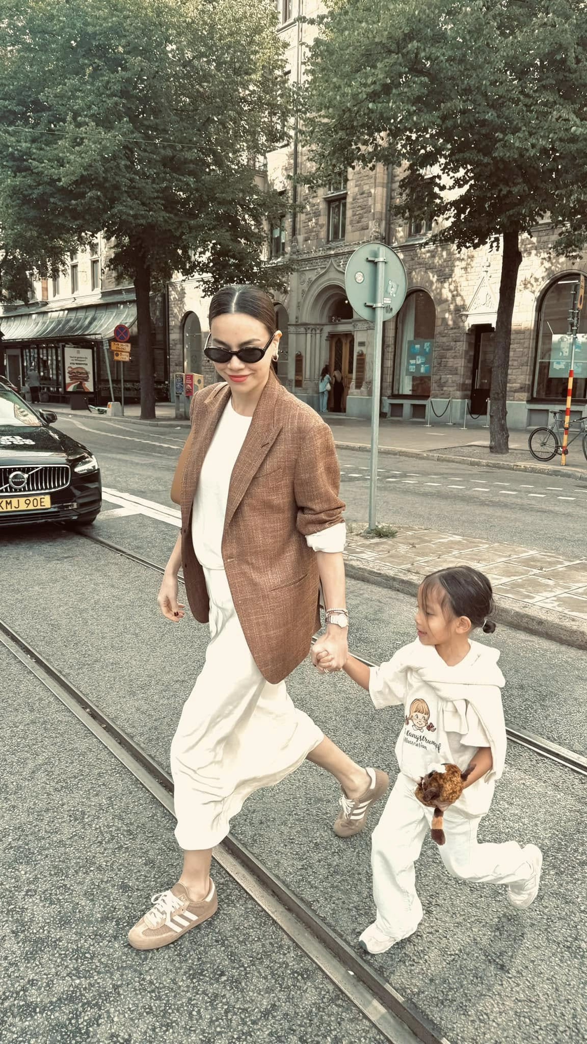 Hồ Ngọc Hà diện đồ đồng điệu cùng con gái, không hàng hiệu vẫn gây sốt - 10