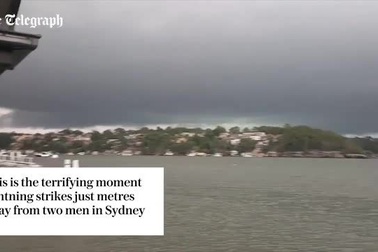 Thoát chết trong gang tấc khi suýt bị sét đánh trúng