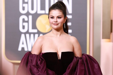 Selena Gomez gặp biến chứng bệnh tật, tay run mất kiểm soát