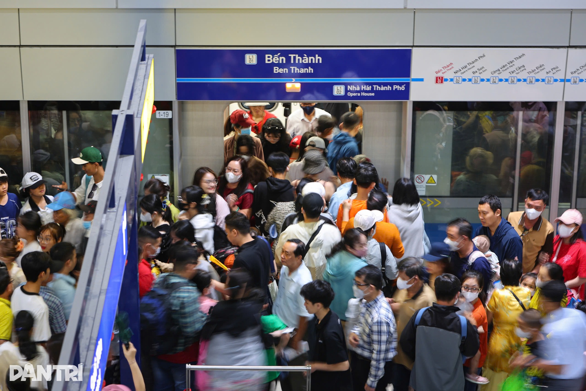 Hành khách chờ cả tiếng vẫn chưa lên được Metro số 1 - 7 Hành khách chờ cả tiếng vẫn chưa lên được Metro số 1 - 7